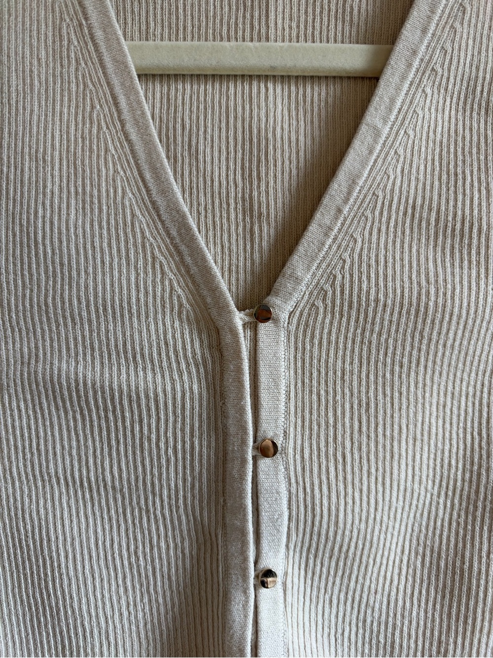 H&M Cream Ribbed Button-Front V-Neck Tank - Picture 3 of 4